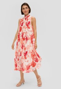 Robe midi florale en tissu léger et transparent avec des motifs rouges et roses. Design à col haut avec des plis, jupe fluide et ourlet au niveau des genoux.