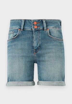 Pantalones cortos de mezclilla azul con puños enrollados, doble botones de cobre, bolsillos delanteros y presillas para cinturón sobre un fondo liso.