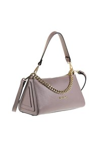 Taupe leren handtas met gouden kettingdetails, bovenste rits en twee afneembare hengsels, één kort en één lang.