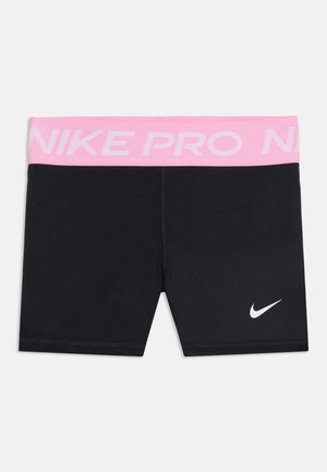 Zwarte sportshorts met een roze tailleband met de tekst "NIKE PRO" en een wit Nike swoosh-logo op het linkerbeen.