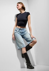 Pieces PCSELMA WIDE  - Kratke hlače od trapera - light blue denim