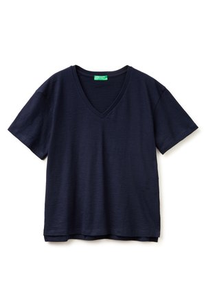 Navyblauw T-shirt met korte mouwen en V-hals, een ontspannen pasvorm en een groen label aan de binnenkant van de kraag.