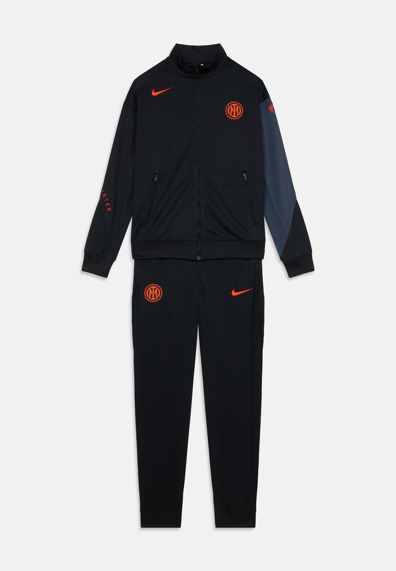 Črn atletski trenirka z oranžnimi poudarki. Jakna ima visok ovratnik, zadržne žepke in logo. Hlače imajo elastične manšete in usklajeni logo.