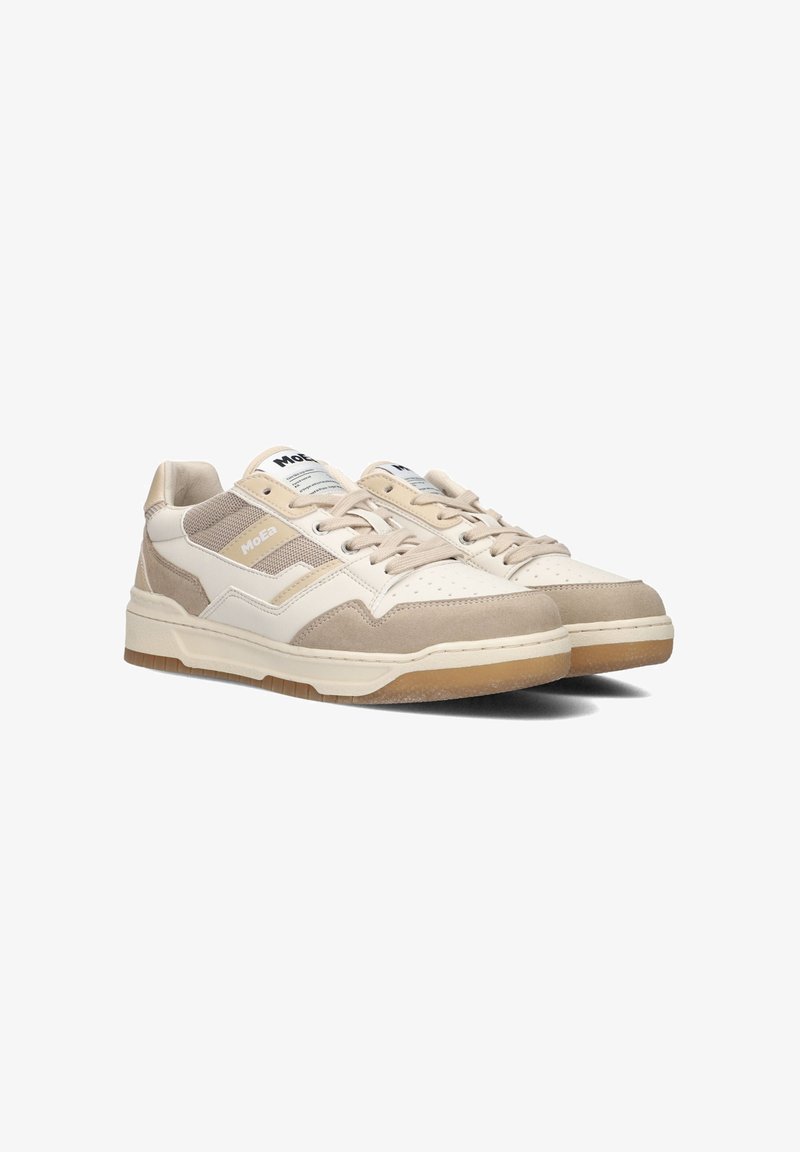 Beżowe sneakersy z zamszową i siateczkową cholewką, białymi akcentami, perforowanym nosem i gumową podeszwą. Posiadają płaskie sznurowadła i przeszycia.