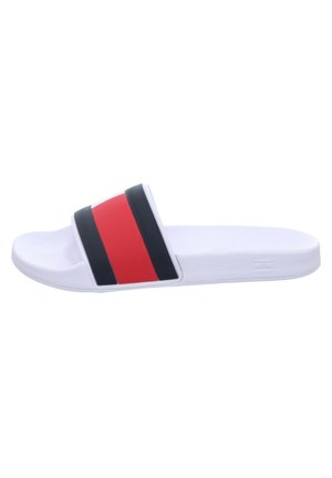 Chancla blanca con una banda ancha que presenta rayas rojas y negras. Suela texturizada y un acabado suave en la superficie superior.