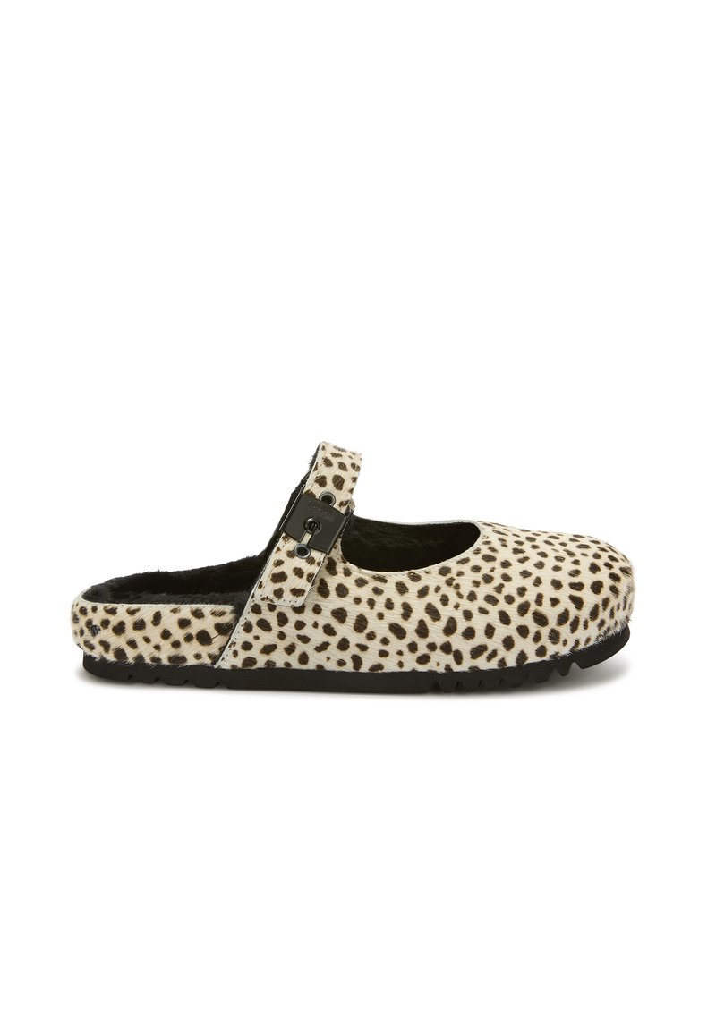Zueco tipo slip-on con estampado de leopardo, suela negra, correa ajustable en el empeine y suave forro interior negro.
