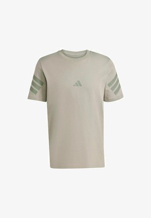 Lichtbeige t-shirt van katoen met een ronde hals. Bevat een subtiel logo en drie strepen in een donkerdere tint op beide mouwen.