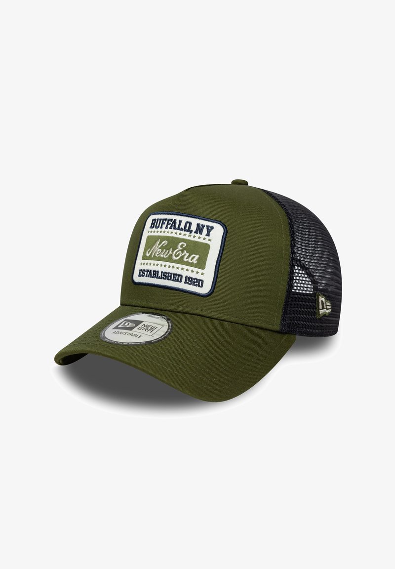 Olivengrønn baseballcap med svart mesh-bakside, med en brodert patch som har "Buffalo, NY" og "New Era Established 1920."