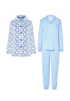 Chaqueta de forro polar azul con lunares, con cuello y cierre de botones, combinada con una blusa azul clara y pantalones a juego, también con lunares.