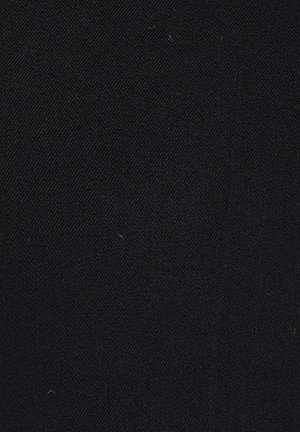 Tela negra con un tejido texturizado, uniforme en color, que parece suave con variaciones mínimas, adecuada para diversas aplicaciones.