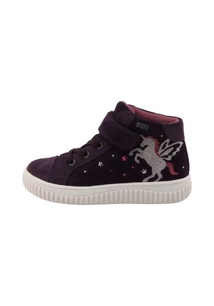 Sneaker alta da bambino di colore viola scuro con suola bianca, decorazioni scintillanti con unicorno alato e stelle, e cinturino in velcro alla caviglia.