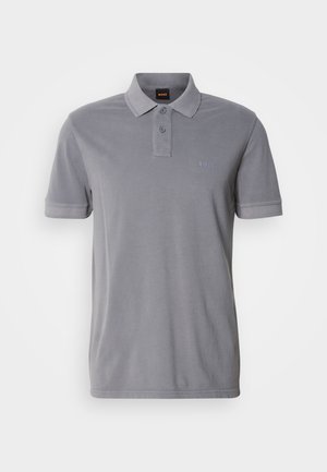 Polo cinza feito de algodão com um decote com colarinho, dois botões e mangas curtas. Apresenta um logótipo subtil bordado no peito.