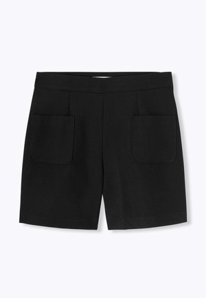Shorts noirs en tissu lisse avec un devant plat, deux poches avant et une coupe ajustée. Design simple sans accents supplémentaires.