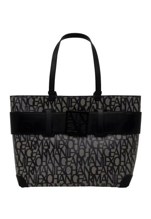 Torba na ramię w kolorze czarnym z powtarzającym się wzorem logo na szarym tle. Posiada dużą czarną klamrę i gładkie uchwyty. Płaskie dno zapewniające stabilność.