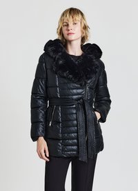 Giacca imbottita nera con ampio colletto in pelliccia sintetica, vita con cintura e tasche laterali con zip, con motivo trapuntato e texture liscia.
