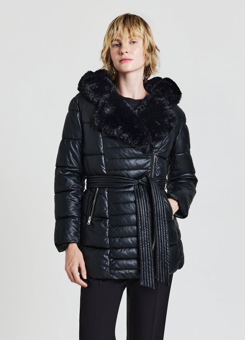 Giacca imbottita nera con ampio colletto in pelliccia sintetica, vita con cintura e tasche laterali con zip, con motivo trapuntato e texture liscia.