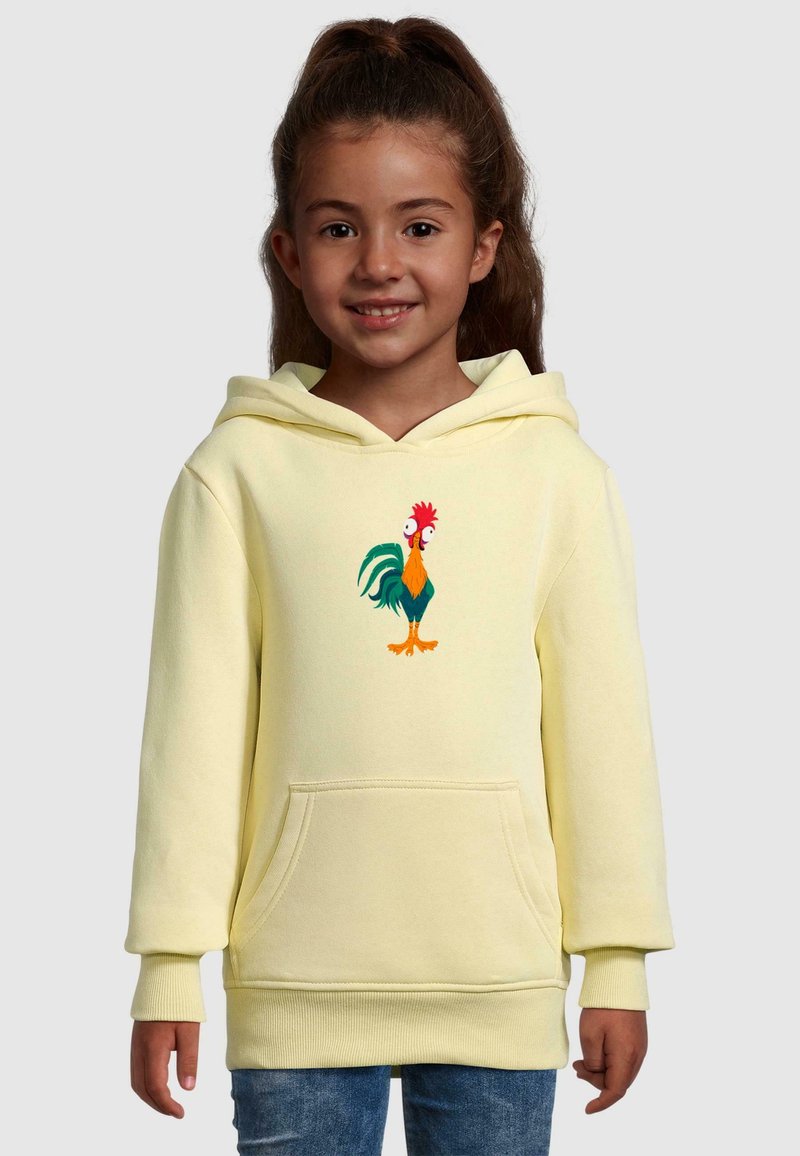Hanorac galben cu glugă, decorat cu un grafic colorat al unui cocoș pe față. Are buzunar tip kengur și manșete cu model ondulat.