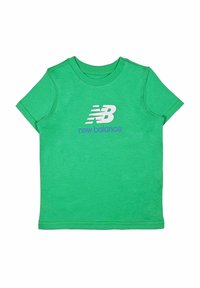 T-shirt in cotone verde con colletto rotondo, maniche corte e logo "New Balance" bianco e viola sul davanti.