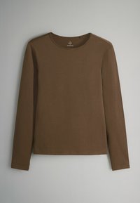 Braunes Langarm-T-Shirt aus weichem Stoff, mit Rundhalsausschnitt und klassischer Passform, versehen mit minimalen Nähten.