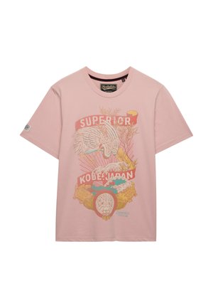 Lyserød T-shirt med grafik, der viser en kran, bølger, tigerhoveder, planter og teksten "SUPERIOR KOBE JAPAN" på forsiden.