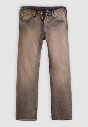 Καφέ ξεθωριασμένο τζιν με ευθεία παντελόνα, κουμπιά στο εμπρός μέρος και τσέπες μπροστά και πίσω, τοποθετημένο επίπεδα σε ανοιχτό φόντο.