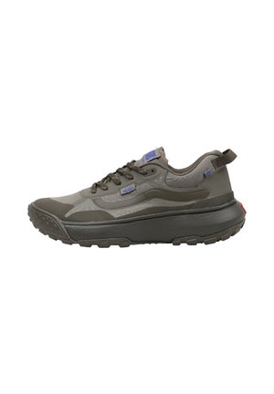 Zapatilla deportiva de color verde oliva oscuro con suela gruesa, cordones delanteros, lazo de tela en el talón y sutil logo de Vans en el lateral y la lengüeta.