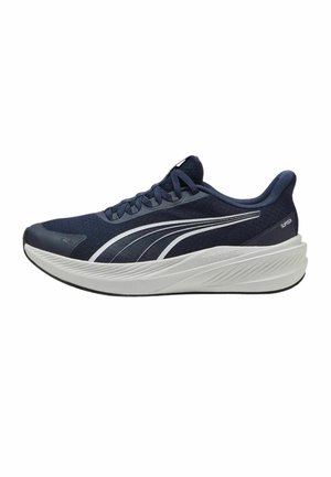 Scarpa da corsa blu navy con suola bianca, grip nero e striscia bianca con logo Puma sul lato, con chiusura con lacci e tallone imbottito.