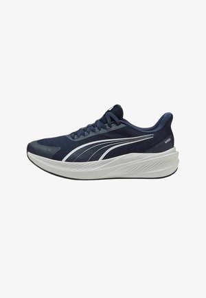 Scarpa da corsa blu navy con suola bianca, grip nero e striscia bianca con logo Puma sul lato, con chiusura con lacci e tallone imbottito.