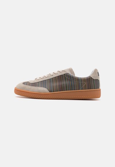 Sneakers basse con tomaia in suede beige e tessuto a righe multicolore sui lati, con suola in gomma.