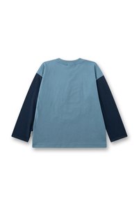 Langärmeliges Hemd mit hellblauem Körper und dunkelblauen Ärmeln. Hergestellt aus weicher Baumwolle, mit Rundhalsausschnitt und genähter Saumkante.