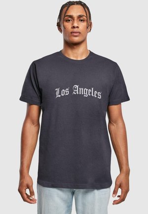 Mørkegrå bomulds T-shirt med korte ærmer, med "Los Angeles" i en fed, lys grå gotisk skrift over brystet.