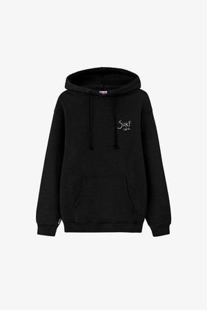 Czarna bluza z kapturem z kieszenią z przodu, sznurkami oraz małym białym napisem "SURF INC" na lewej stronie klatki piersiowej.