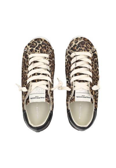 Paire de baskets à imprimé léopard avec lacets blancs et détail noir au talon, vue de dessus sur fond blanc.