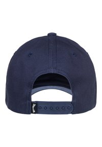 Navy modrá nastavitelná baseballová čepice s hladkým povrchem, šesti panely, zajištěným popruhem a ventilačními otvory na zadní straně.