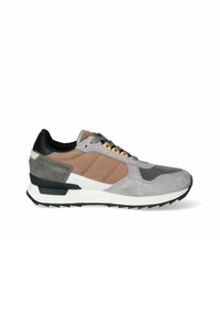 Sneakers in suede grigio e marrone misto con pannelli in rete, tallone nero e suola intermedia bianca. Presentano lacci e suola in gomma testurizzata.