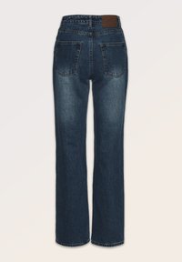 Tmavě modré džíny z denimu s vysokým pasem, širokým střihem nohavic a dvěma zadními kapsami. Na pasa je viditelný hnědý kožený štítek.