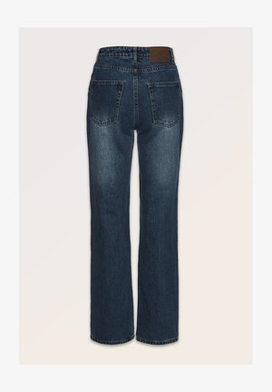 Sötétkék farmernadrág magas derékkal, széles lábszárral és két hátsó zsebmetszéssel. Az öv részen látható egy barna bőrcímke.