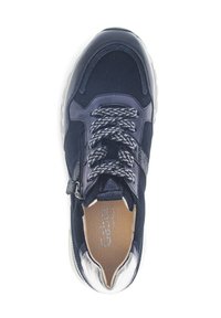Marineblauer Sneaker mit einem strukturierten Obermaterial, kontrastierenden Schnürsenkeln, einem seitlichen Reißverschluss und silberfarbenen Akzenten an der Ferse.