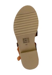 Suola di una scarpa, caratterizzata da una gomma beige testurizzata con scanalature orizzontali; marcatura di taglia 36 e simboli del produttore impressi.
