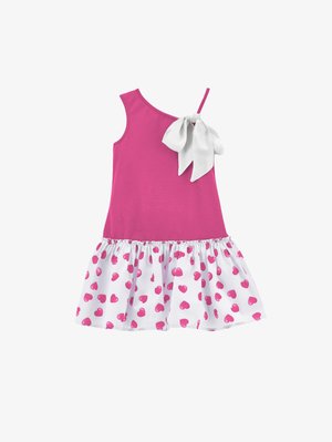 Rosa ärmelloses Kleid mit einer weißen Schleifenakzent. Es hat einen weißen Rock mit pinken Herzmustern und einem gerafften Rüschensaum am Saum.