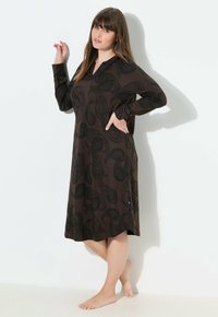 Vestido largo marrón de manga larga con patrón de paisley negro, que presenta un escote en V y un corte suelto, llegando a la mitad de la pantorrilla con un ligero vuelo hacia el dobladillo.