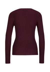 Bordeauxfarbener, gerippter Pullover mit langen Ärmeln, rundem Ausschnitt und tailliertem Design. Texturiertes Gewebe mit vertikalen Linien, Rückansicht gezeigt.