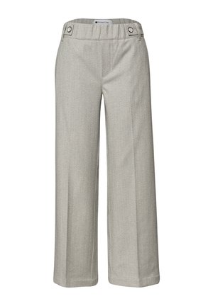 Pantalon à jambes larges gris clair avec un motif discret en chevrons, détails de boutons sur la ceinture, sans poches avant visibles.