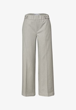 Pantalon à jambes larges gris clair avec un motif discret en chevrons, détails de boutons sur la ceinture, sans poches avant visibles.