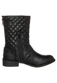 Botas de tobillo negras hechas de cuero sintético acolchado. Con cremallera lateral, detalle de correa, tacón plano y superficie texturizada.