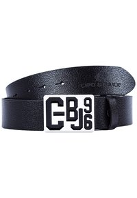 Zwarte leren riem met een rechthoekige witte metalen gesp, gegraveerd met de tekens CB 9J6. De riem heeft meerdere gaten voor verstelbaarheid.