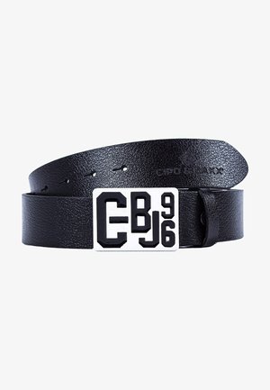 Zwarte leren riem met een rechthoekige witte metalen gesp, gegraveerd met de tekens CB 9J6. De riem heeft meerdere gaten voor verstelbaarheid.