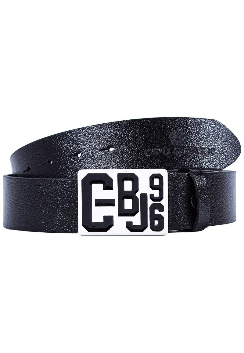 Zwarte leren riem met een rechthoekige witte metalen gesp, gegraveerd met de tekens CB 9J6. De riem heeft meerdere gaten voor verstelbaarheid.