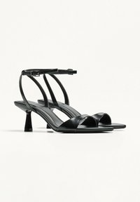 Bershka Sandale s visokom petom - black
