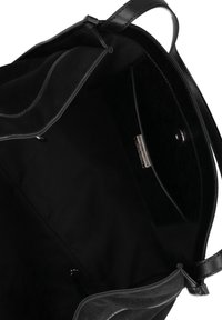 Borsa tote nera con un esterno morbido e texturizzato e un interno liscio, dotata di una tasca con zip, chiusura a scatto e manici in pelle.